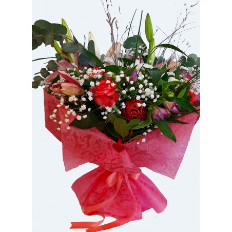 send luxury flower bouquets for valentines day in drama city Greece